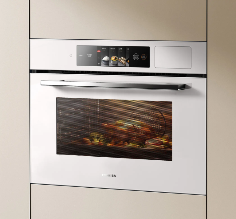 Built-in oven with a touchscreen cooking control panel Built-in oven with a touchscreen cooking control panel